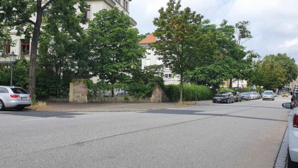 An der Straßeneinmündung vor dem Kleinen Haus hat der Autofahrer den Radfahrer gestoppt.