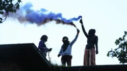 Hausbesetzerinnen auf dem Dach des Gebäudes an der Lößnitzstraße - Foto: Roland Halkasch