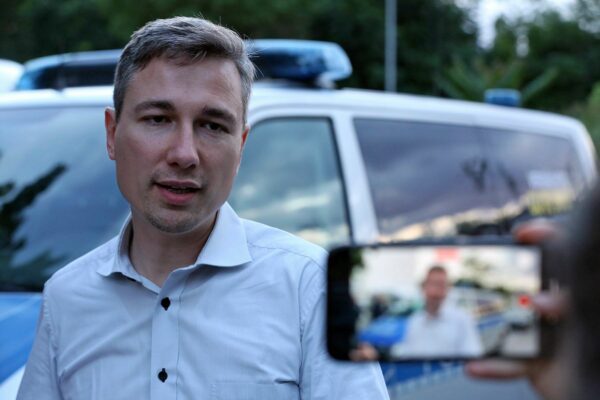 Dresdens Baubürgermeister Stephan Kühn war vor Ort, um mit den Besetzerinnen und Demonstrant*innen zu sprechen. Foto: Roland Halkasch