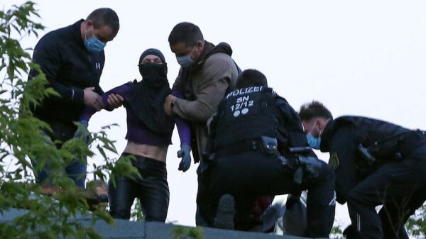 Gegen 21 Uhr verhaftete die Polizei drei Frauen, ihnen wird Hausfriedensbruch vorgeworfen. Foto: Roland Halkasch