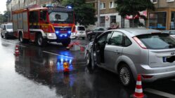 Feuerwehr im Einsatz auf der Bautzner Straße - Foto: Roland Halkasch