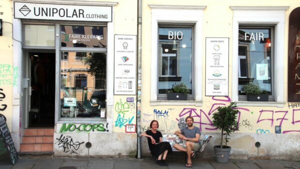 Berit Heller und Steve Kupke in der Badewanne vorm Unipolar