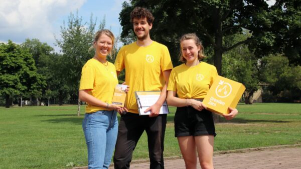 Sammeln Unterschriften für Dresdens Klimaneutralität: Hannah, Johannes und Sophie von DresdenZero