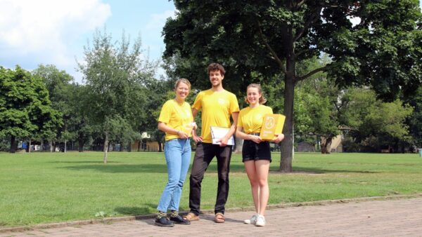 Sammeln Unterschriften für Dresdens Klimaneutralität: Hannah, Johannes und Sophie von DresdenZero