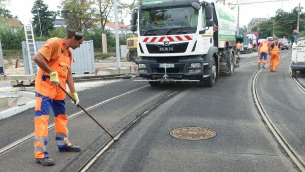 Stefan Stefanov bereitet die Verfugung mit Bitumen vor. Foto: W. Schenk