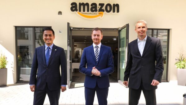 Ken Toko, US-Generalkonsul, Michael Kretschmer (CDU), Ministerpräsident von Sachsen und Chris Schlaeger, Leiter des Amazon Forschungs- und Entwicklungszentrums, bei der Eröffnung des neuenStandorts. Foto: Tino Plunert