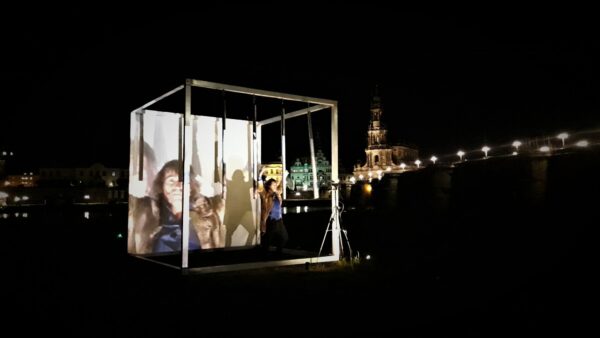 Trauschke blickt durch die angewinkelte Kamera in zwei Richtungen gleichzeitig - Foto: Jonas Breitner