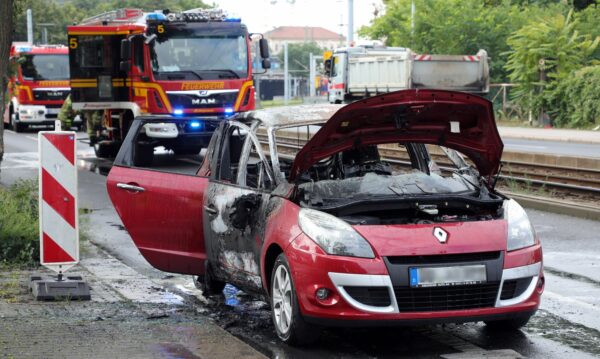 Ausgebrannter Renault auf der Großenhainer Straße - Foto: Roland Halkasch