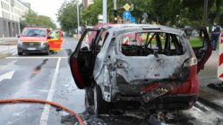 Ausgebrannter Renault auf der Großenhainer Straße - Foto: Roland Halkasch