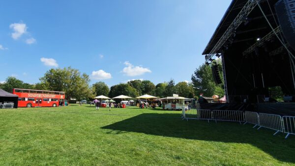 Riesige Bühne und viele Stände im Alaunpark