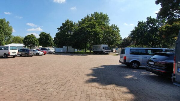 Der Marktplatz wurde am Nachmittag zum Parkplatz.