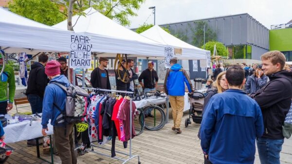 Fahrradflohmarkt vor der Scheune - Foto: Stephan Böhlig 2019