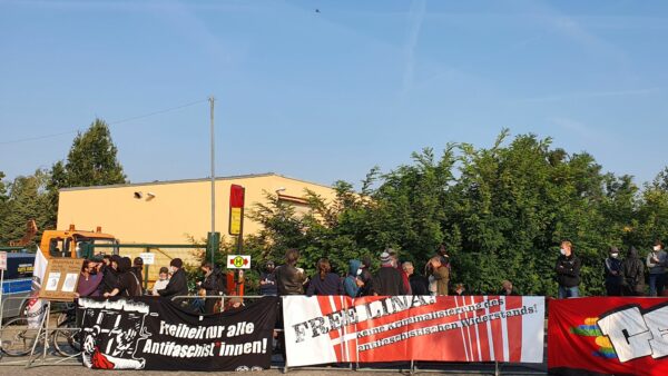 Protest-Demo vor dem Gerichtsgebäude