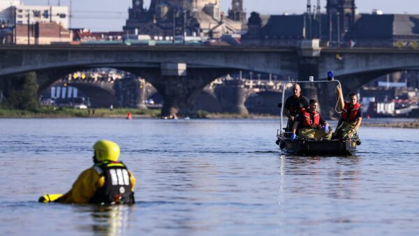 Einsatzschwimmer der Feuerwehr - Foto: Tino Plunert