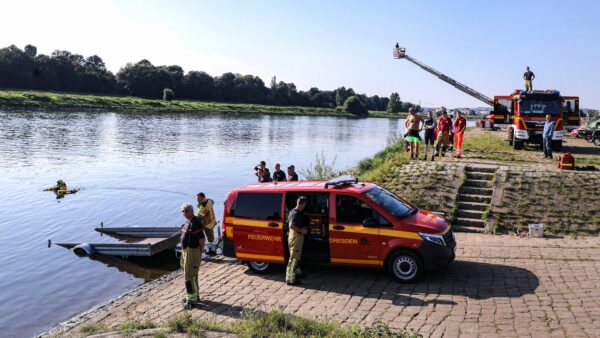 Feuerwehr sucht vermisste Person in der Elbe - Foto: Tino Plunert