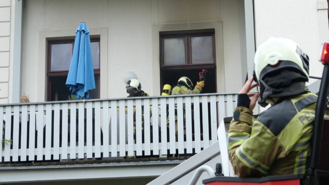 Feuerwehreinsatz in der Erna-Berger-Straße - Foto: Roland Halkasch