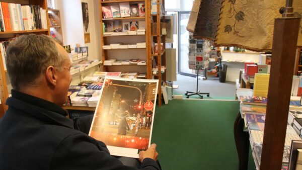 Peter Zuber in seinem Lieblingsbuchladen mit dem neuen Kalender.