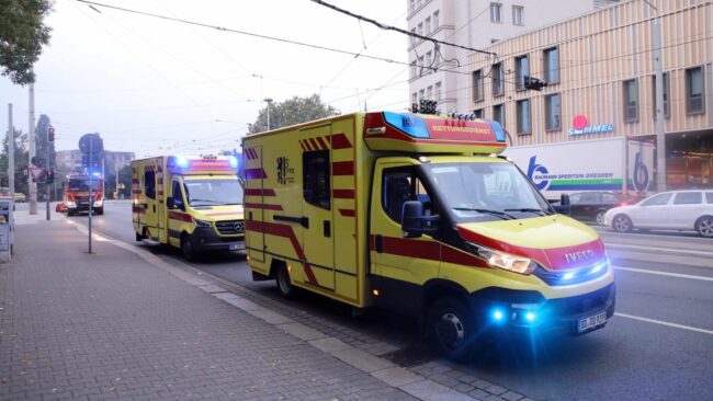 Notarzt- und Rettungswagen an der Königsbrücker Straße - Foto: Tino Plunert