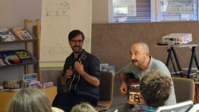 Kinderbuchautoren Andreas Német und Hans-Christian Schmidt beim Bibliotheksfest - Foto: Bibo Neustadt