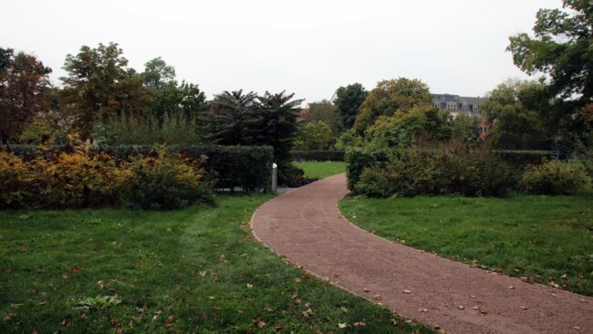 Die sandgeschlämmten Wege wurden erneuert. Damit sich die Decke festigt, ist das Gebiet noch abgesperrt.