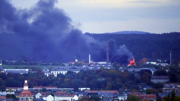 Großbrand im Industriegelände - Foto: Roland Halkasch