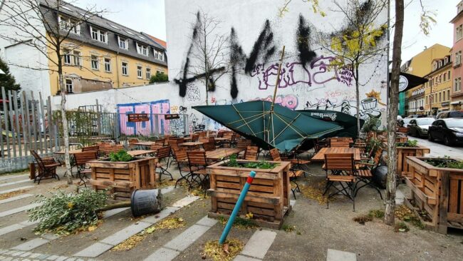 Auf der Louisenstraße hat Ignatz Schirme und Blumenkübel umgeschmissen.