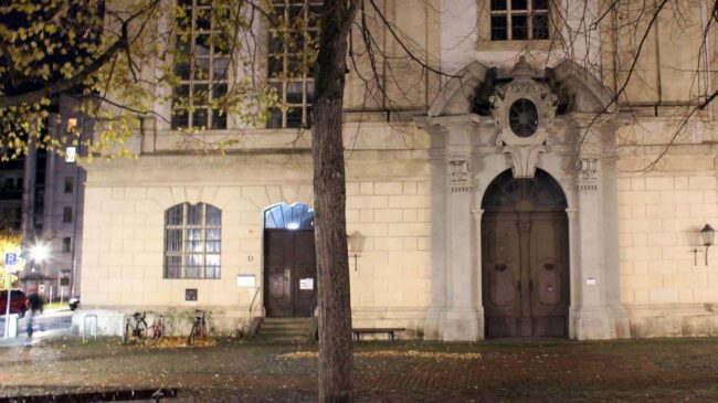 Auf der Rückseite der Dreikönigskirche befindet sich der Eingang des Nachtcafés. Foto: Alba Kemmer Alonso