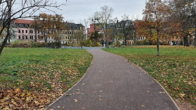 Auf dem östlichen Alaunplatz wurden Wege und Papierkörbe erneuert.