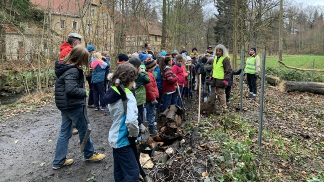 Vor dem Pflanzeinsatz gab es eine gründliche Einweisung. Foto: S. Krause