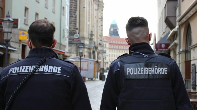 Bedienstete des Gemeindlichen Vollzugsdienstes bei Corona-Kontrollen im Dresdner Stadtgebiet - Foto: Ordnungsamt Dresden