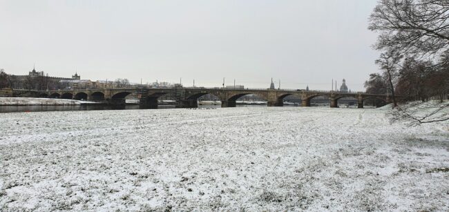 Elbwiese unter Puderzucker