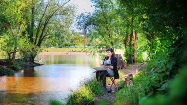 Anne Ibelings an einem ihrer Lieblingsplätze, der Prießnitzmündung - Foto: Amac Garbe