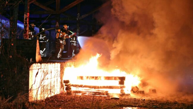 Gegen 22 Uhr hatte die Feuerwehr den Brand unter Kontrolle - Foto: Roland Halkasch