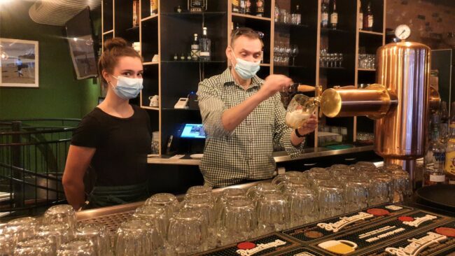 Anne Zach und Mike Maschallek sorgen für unser leibliches Wohl und der Zapfmeister kann auch alles zum speziellen Pilsner erklären. Foto: Gehilfe Oph