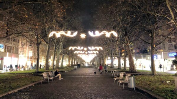 Weihnachtlich beleuchtete Hauptstraße - Foto: Haase-Media