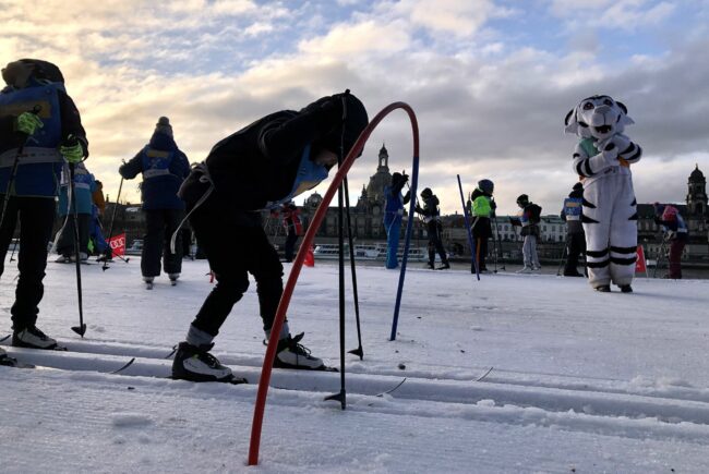 Mehr als 650 Kinder konnten am Elbufer betreut Ski-Fahren - Foto: Skiweltcup Dresden