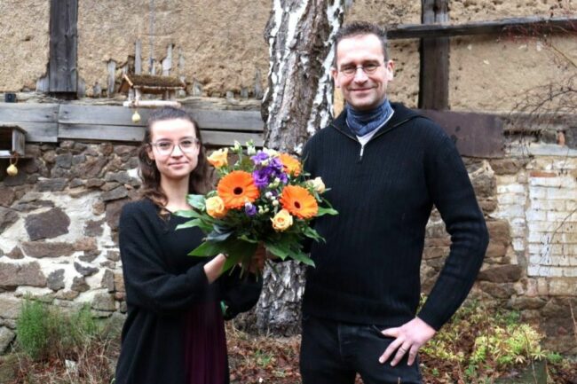 Anne Herpertz, Vorsitzende der Neustadtpiraten gratuliert Martin Schulte-Wissermann zur OB-Kandidatur