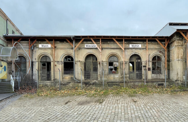 Der alte Leipziger Bahnhof soll dauerhaft ein Ort der Erinnerung werden. Foto: David Adam