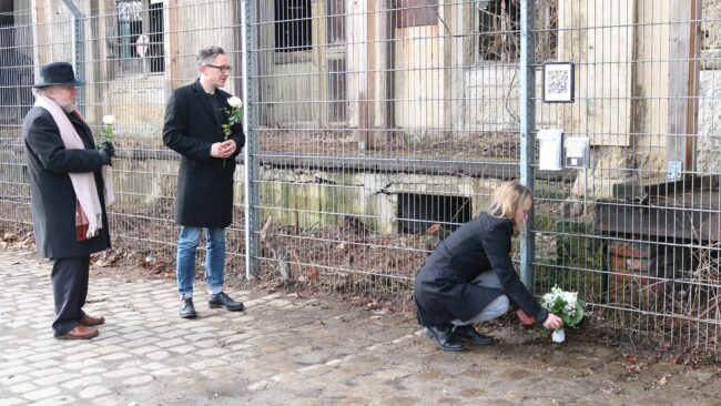 Michael Hurshell, Vorsitzender der Jüdischen Gemeinde, Künstler David Adam und Kulturbürgermeisterin Annekatrin Klepsch