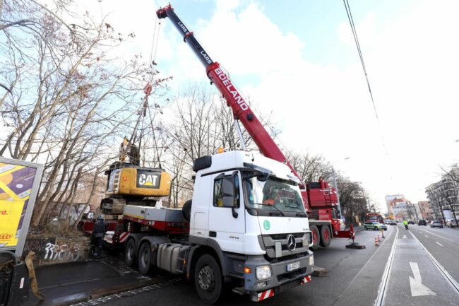 Am Nachmittag wurde der Bagger abtransportiert. Foto: Tino Plunert