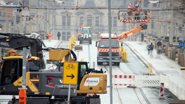 Der Fahrdraht für die Straßenbahn wird installiert.