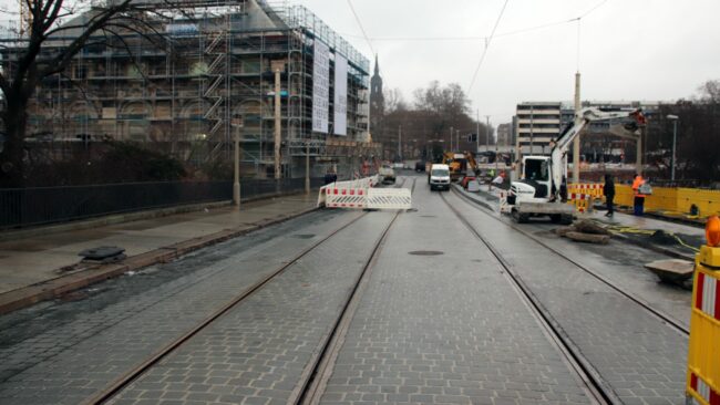 Geschnittenes Pflaster soll den Radfahr-Komfort auf der Brücke erhöhen.