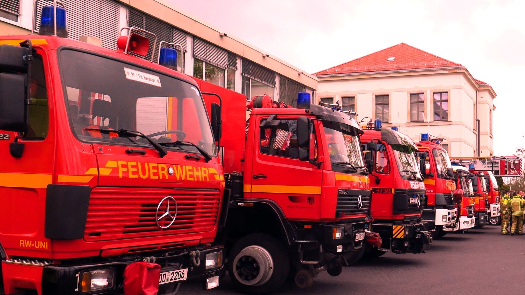 Insgesamt waren zwölf Einsatzkräfte der Feuer- und Rettungswache Albertstadt sowie der Rettungswache Neustadt im Einsatz.