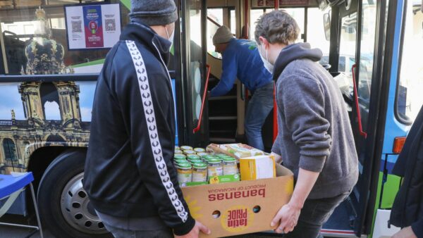 Hilfstransport startet bei "Direkthilfe Dresden" - die erste Fahrt ist inzwischen schon in Rumänien angekommen. Foto: Tino Plunert