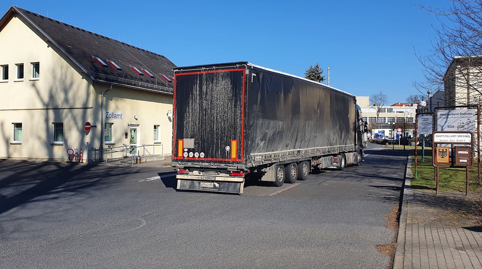 Am Hauptzollamt in der Schützenhöhe stauen sich an Wochenenden bis zu 80 Lkw. Foto: Archiv Anton Launer