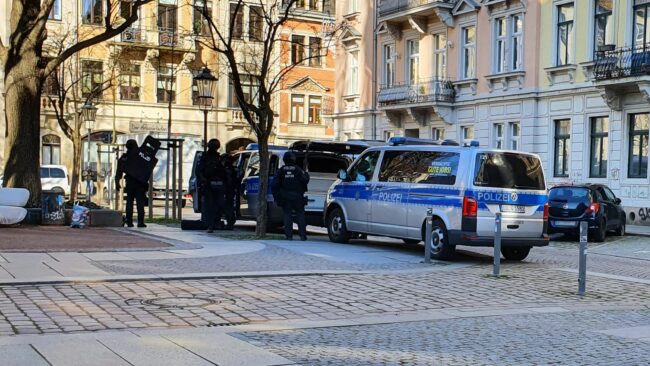 Schwerbewaffnete Einsatzkräfte am Martin-Luther-Platz.