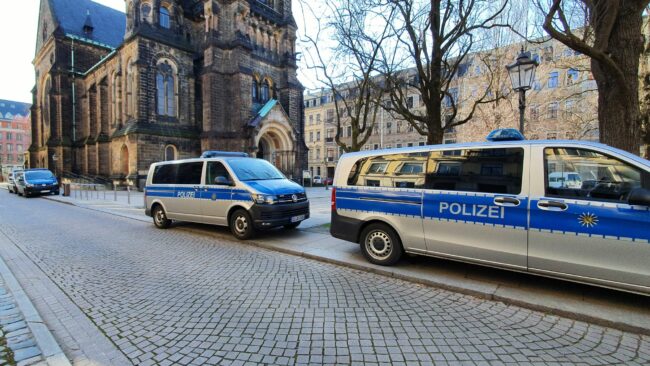 Die Einsatzwagen wurden neben der Kirche abgeparkt.