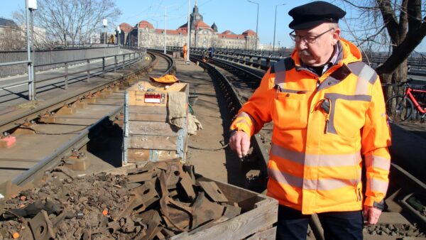 Roland Ende neben der Kiste mit den alten verschlissenen Zwischenlagen.