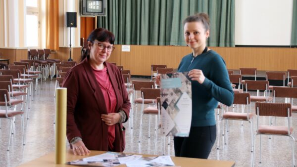 Katrin Thiel von der Stasi-Gedenkstätte und Anne Liebscher, Organisatorin des Kulturhackatons im großen Saal der Gedenkstätte an der Bautzner Straße.