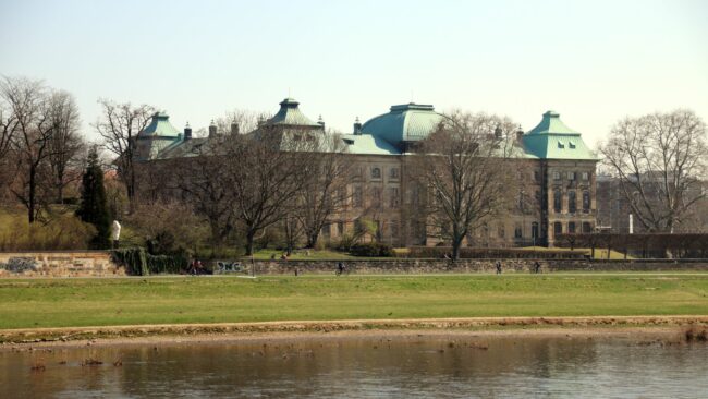 Auf der Wiese vorm Japanischen Palais soll es in diesem Jahr einen Kleinkunstsommer geben.